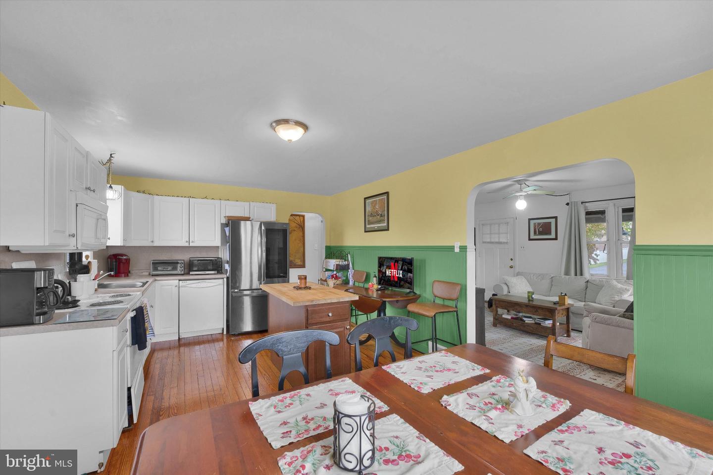 210 E Howard St Property Photo 13