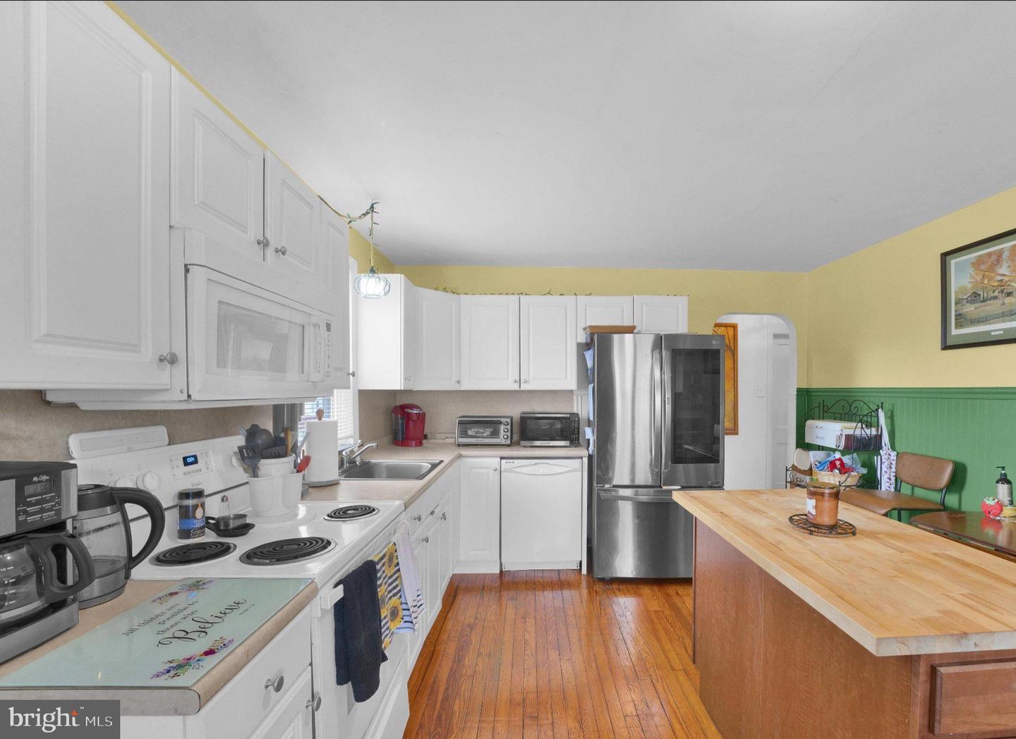 210 E Howard St Property Photo 14