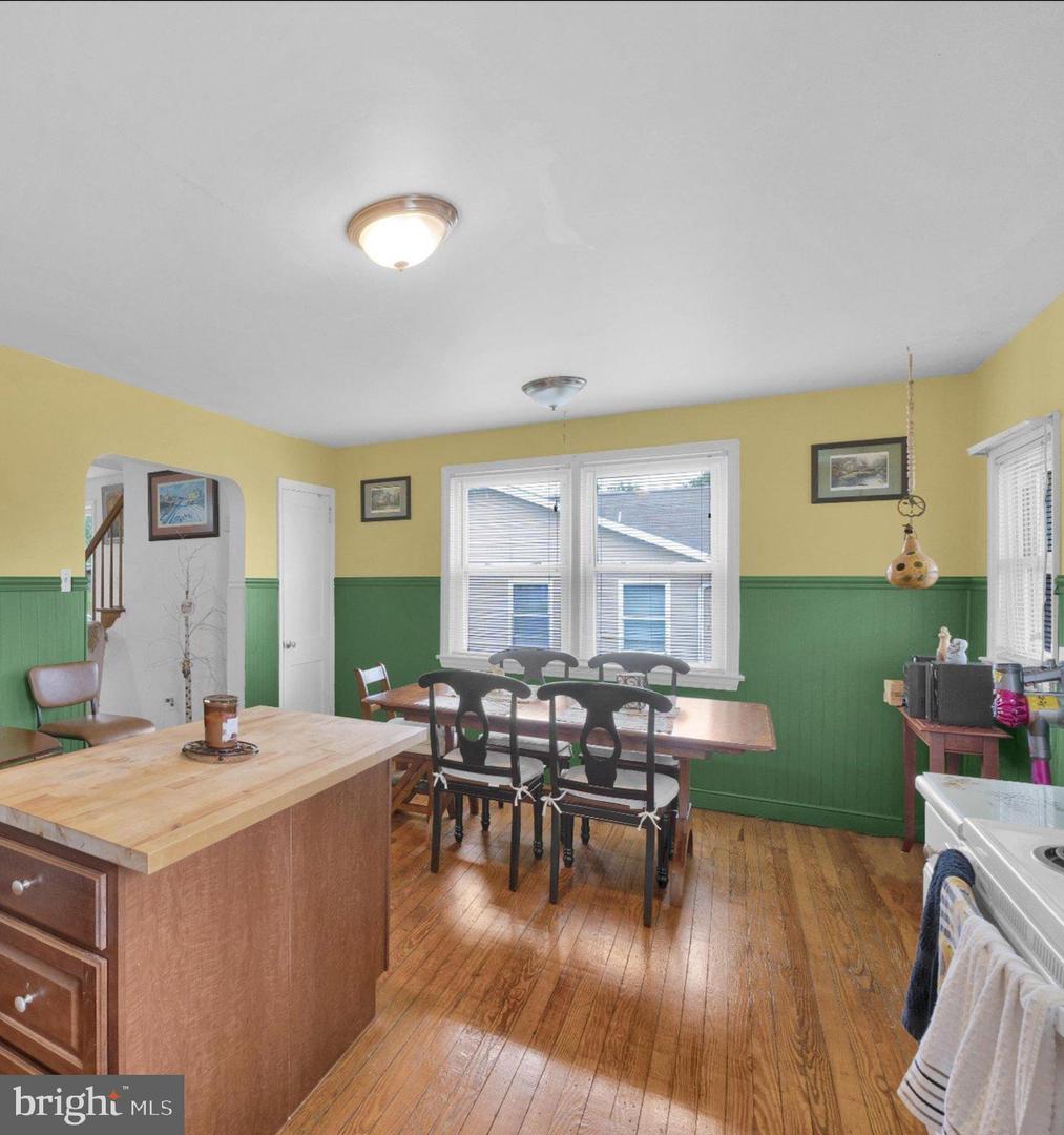 210 E Howard St Property Photo 15