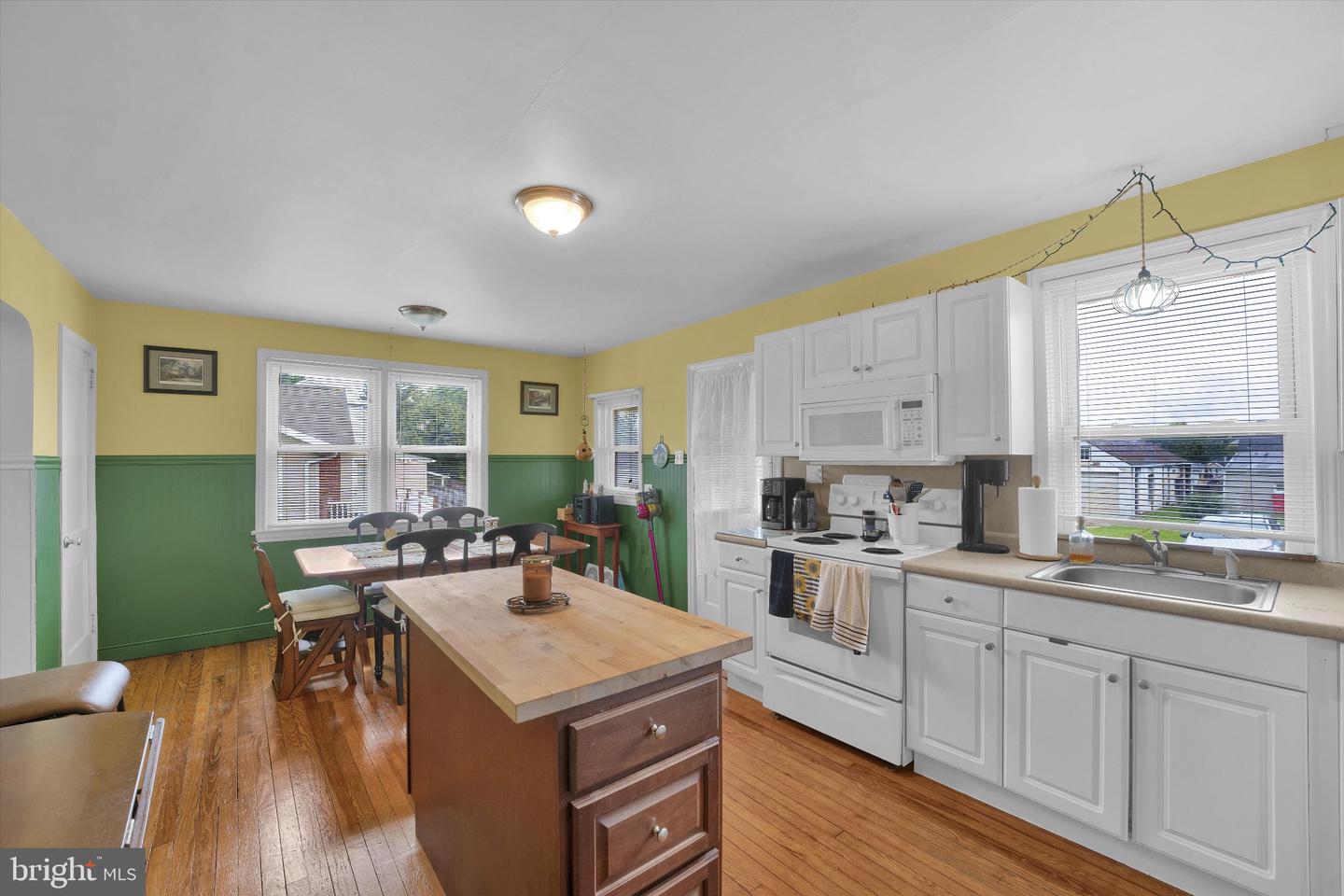210 E Howard St Property Photo 16