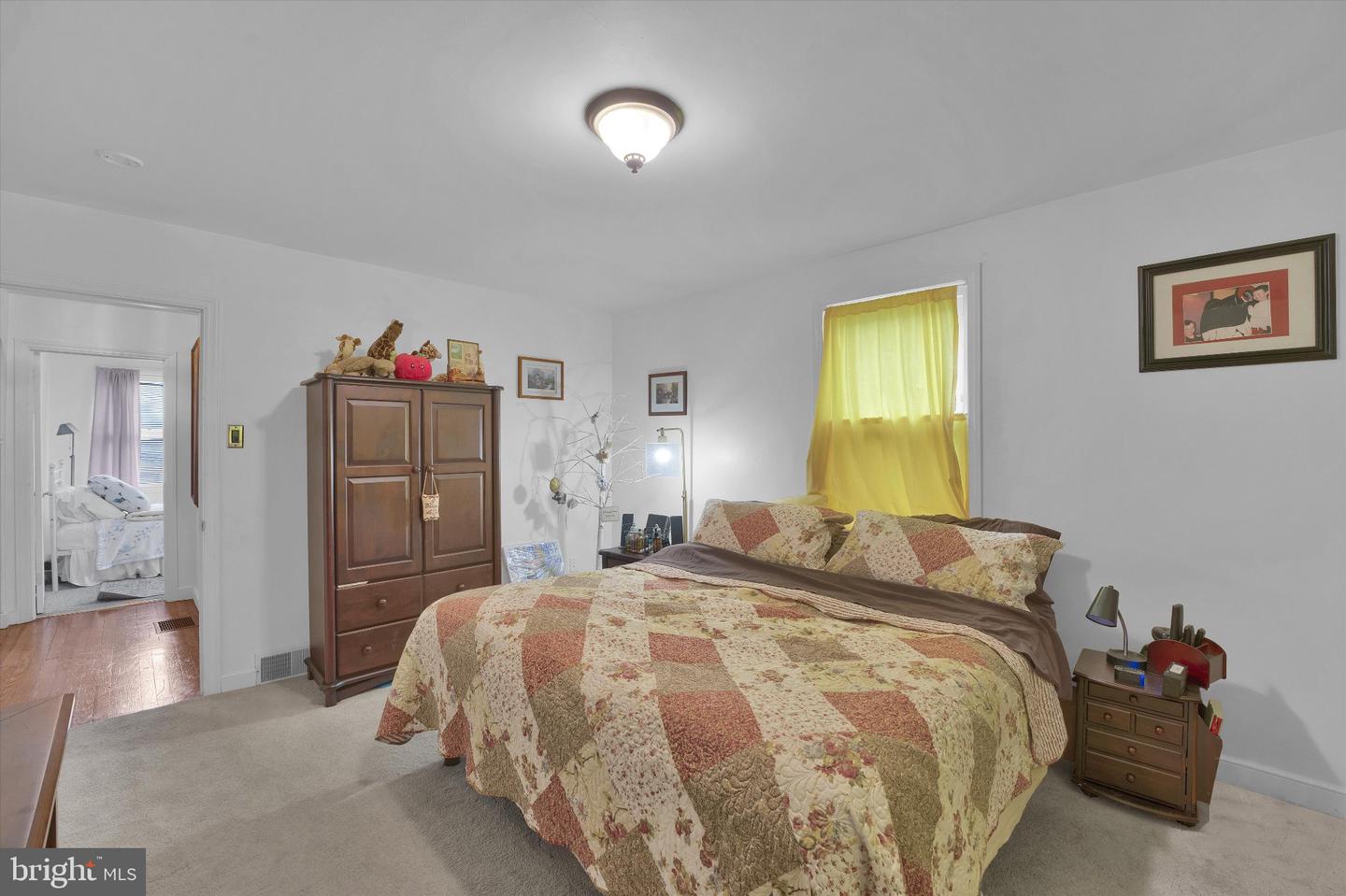 210 E Howard St Property Photo 18