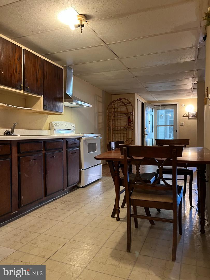 129 E High St #unit A Property Photo 6