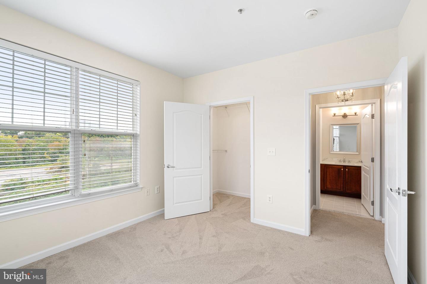 350 W Elm St #3414 Property Photo 16