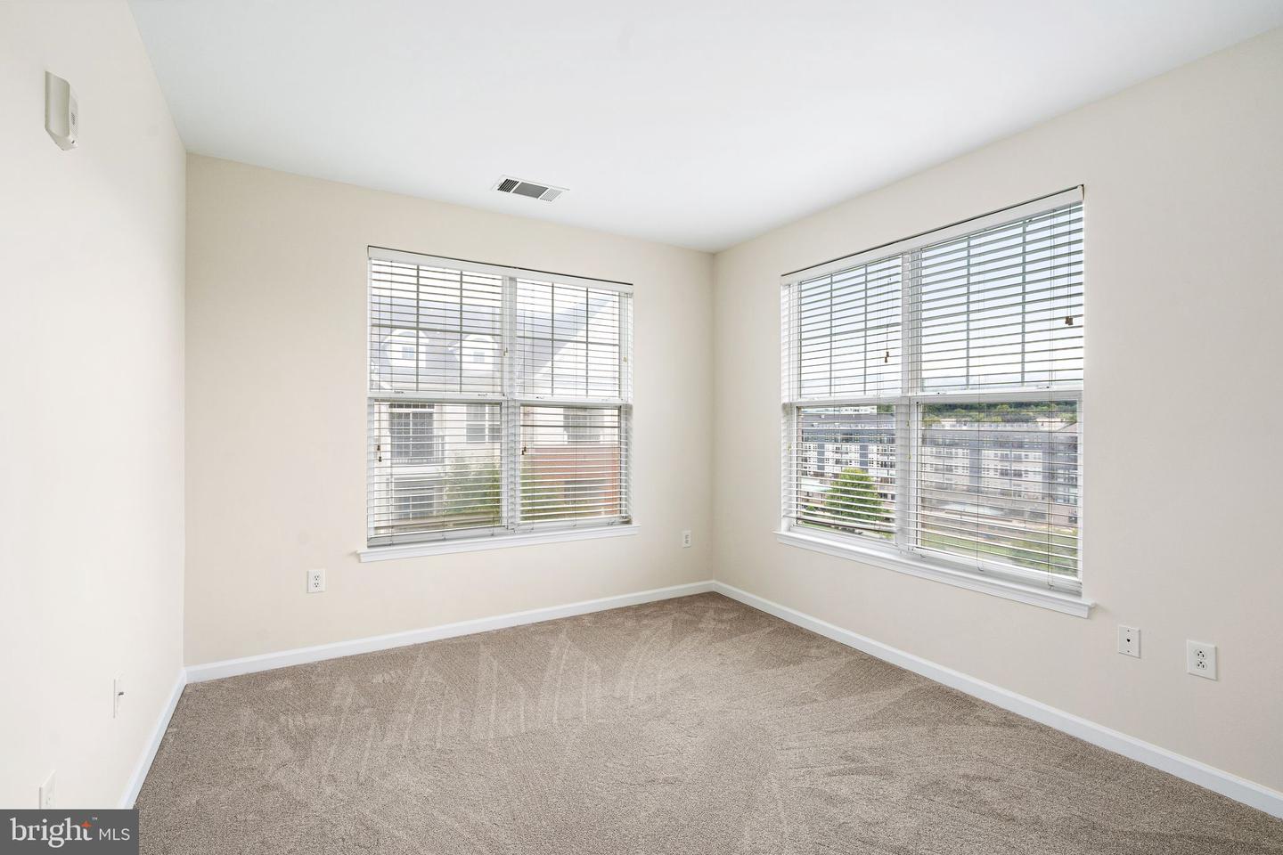 350 W Elm St #3414 Property Photo 19