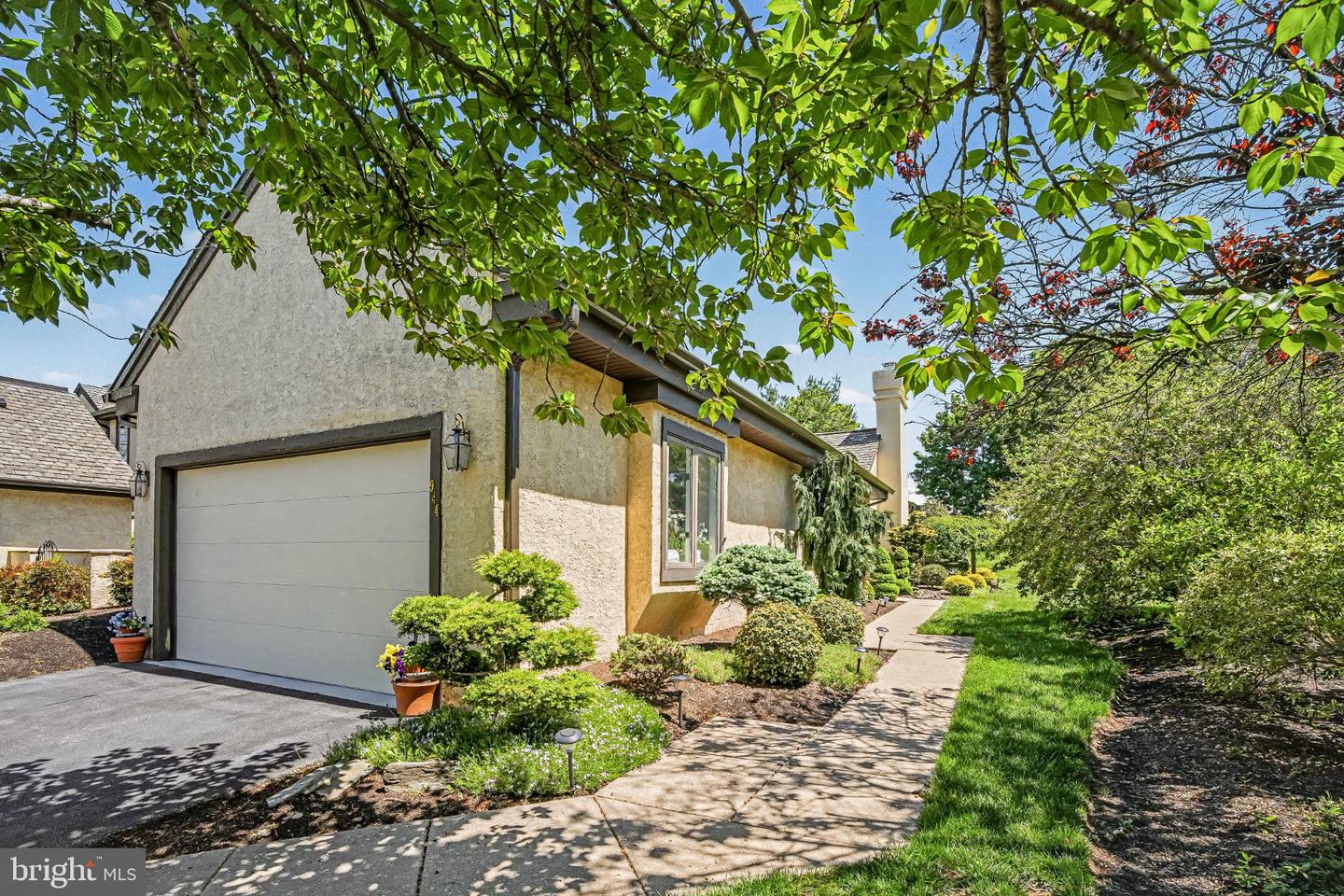 944 Hedgerow Ct # Property Photo 2