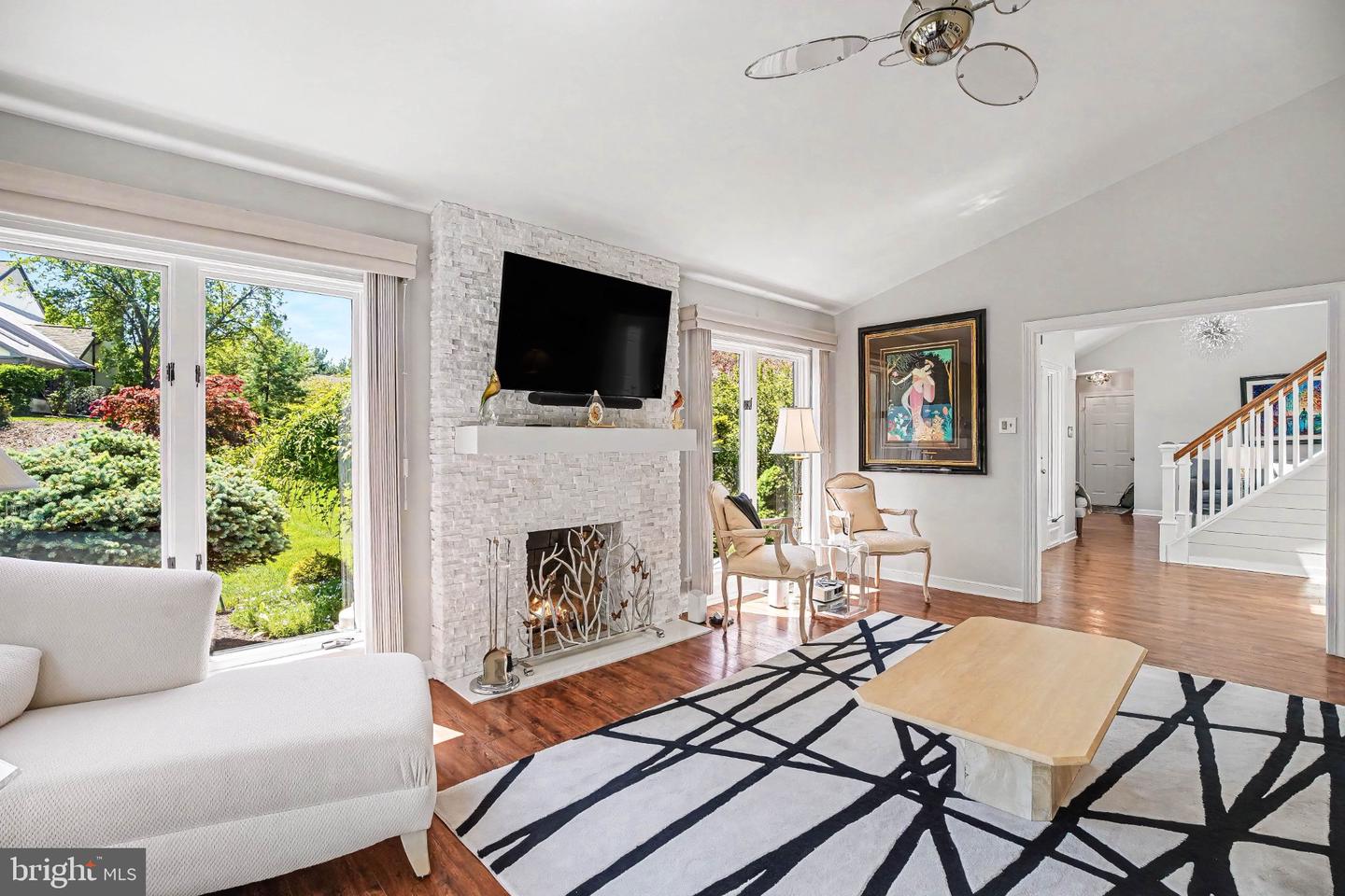 944 Hedgerow Ct # Property Photo 6