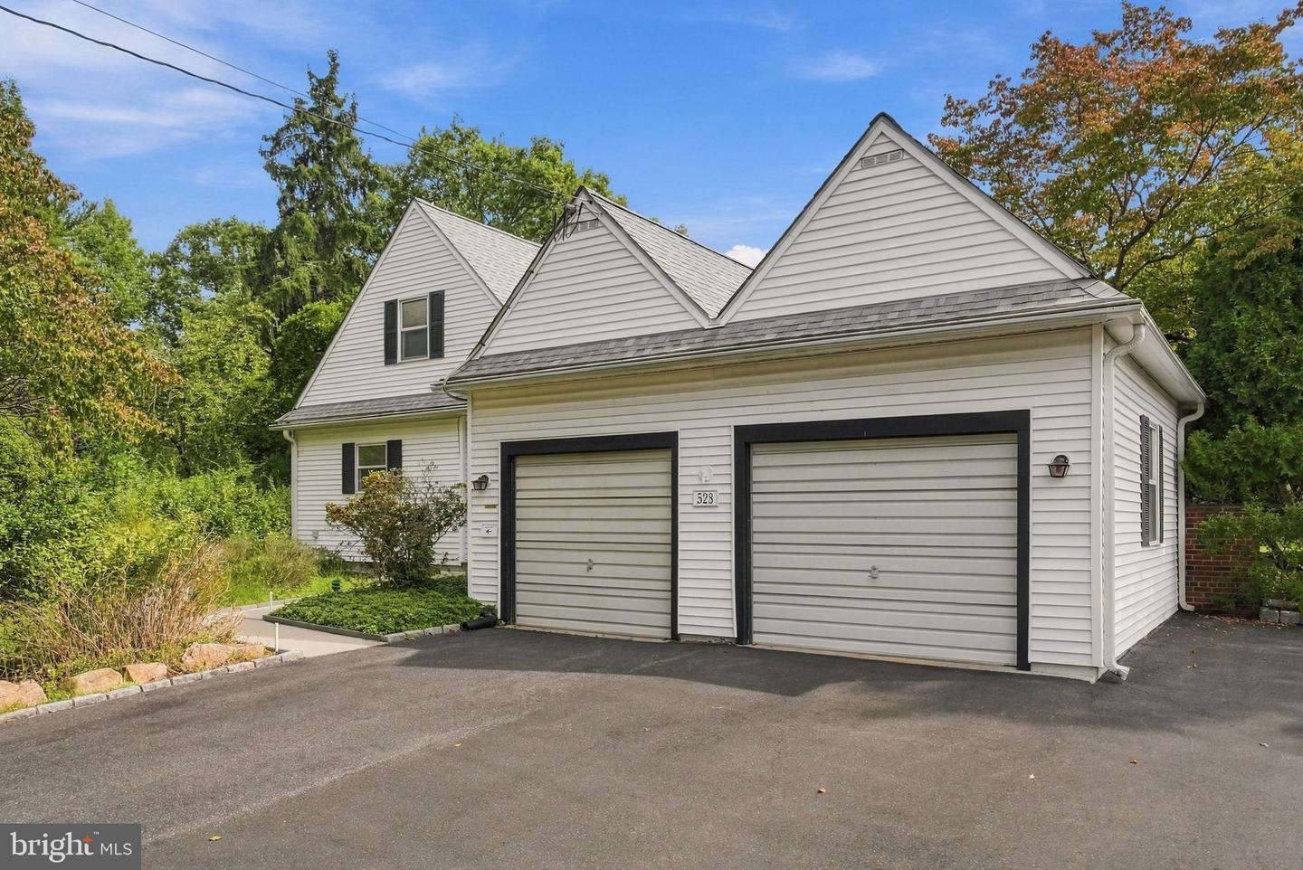 528 Montgomery Rd Property Photo 2