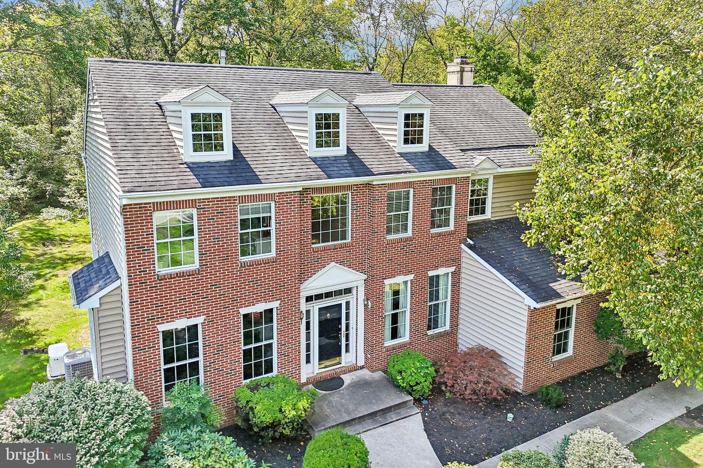 10 BRIDLE LN