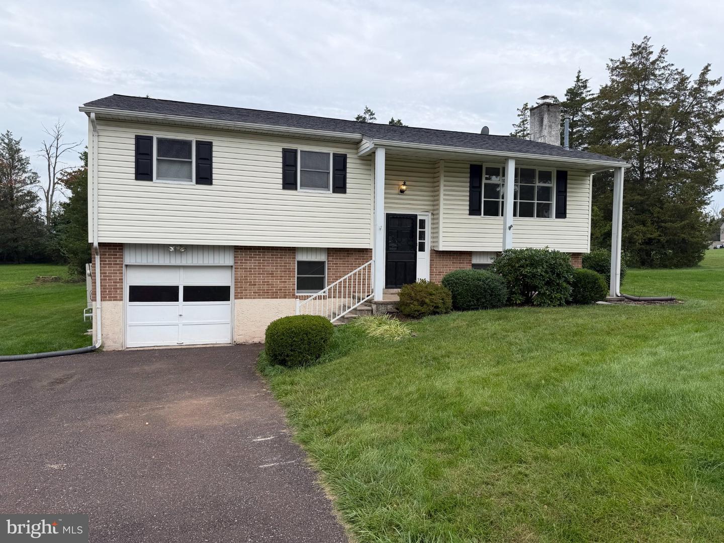 1170 Woodmere Dr # Property Photo 1
