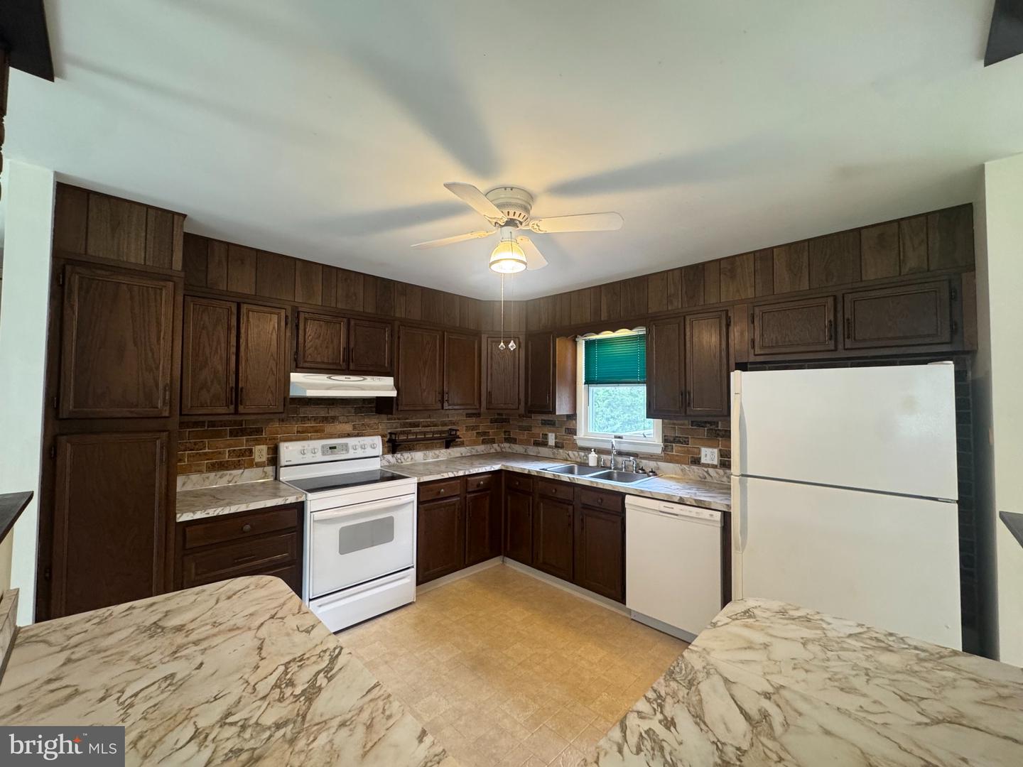 1170 Woodmere Dr # Property Photo 10