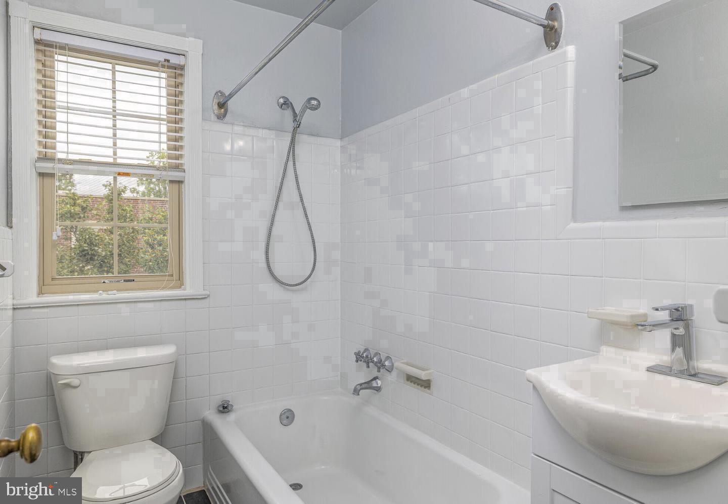 150 E Wynnewood Rd #21-e Property Photo 6