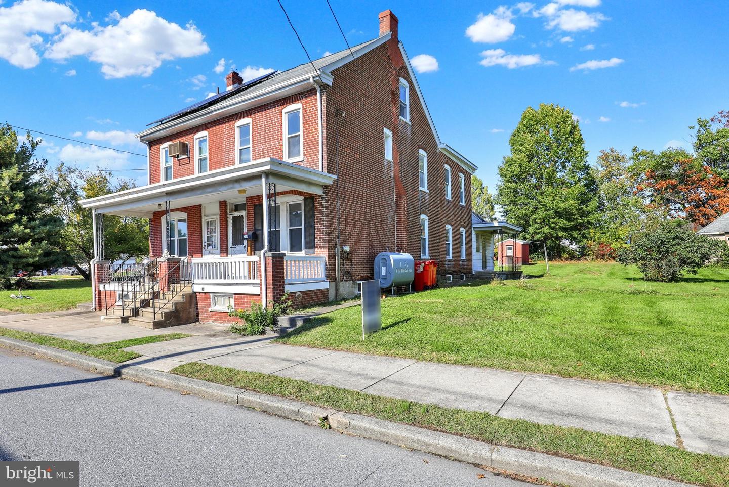 317 W Race St Property Photo 1