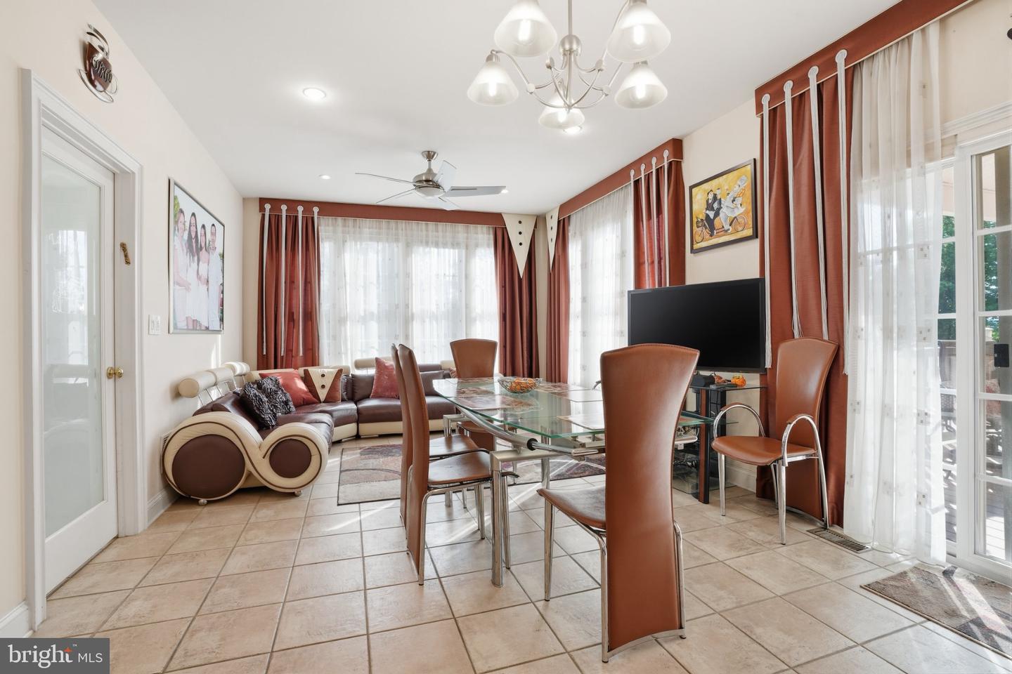 2780 Honeysuckle Ln # Property Photo 6