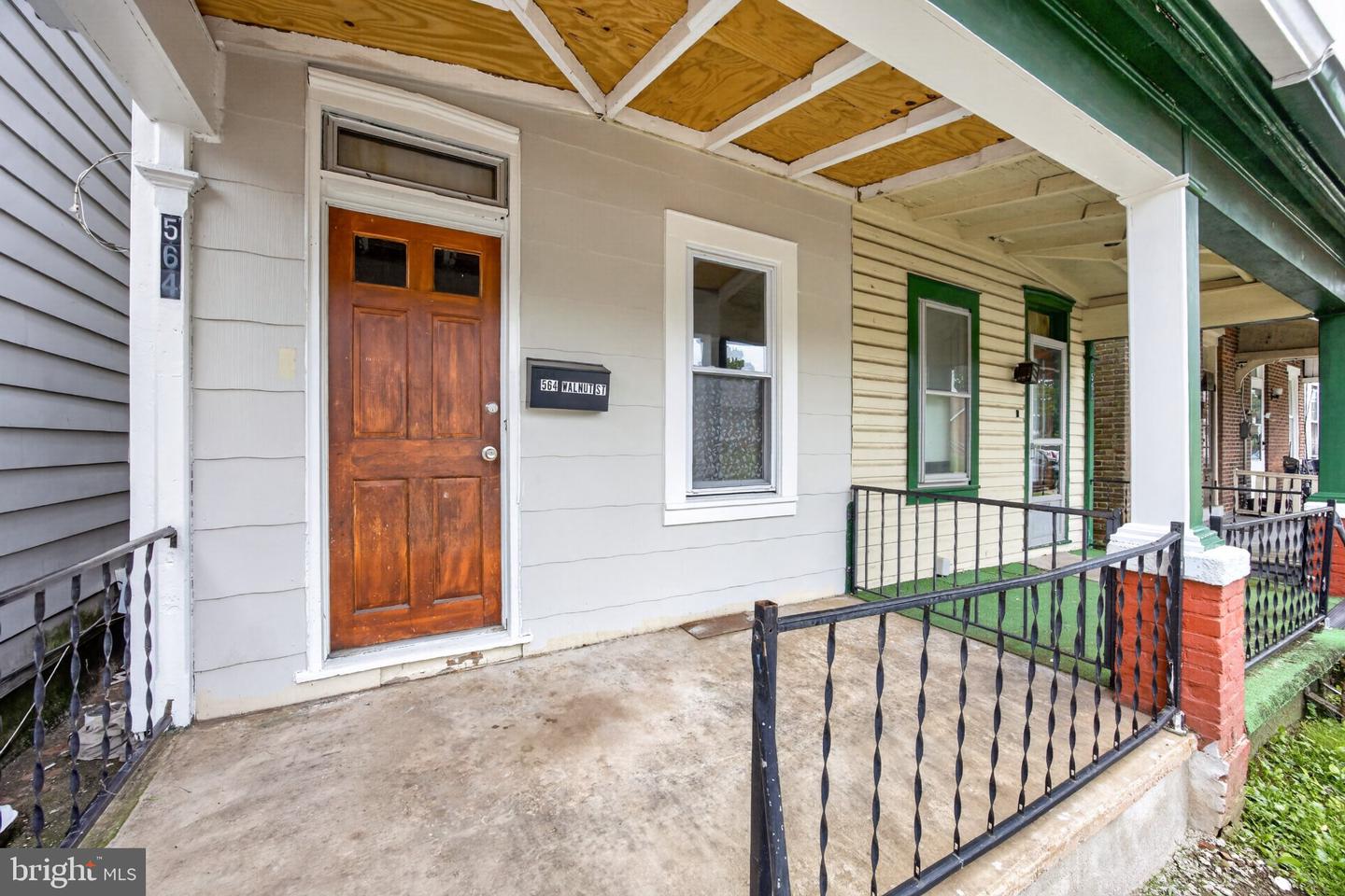 564 Walnut St Property Photo 3