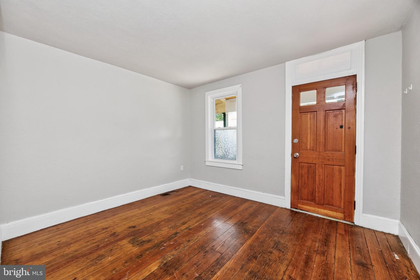 564 Walnut St Property Photo 4