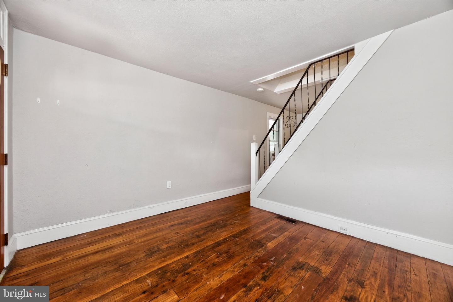 564 Walnut St Property Photo 6