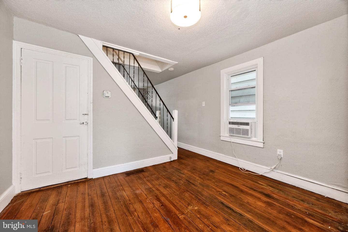 564 Walnut St Property Photo 8
