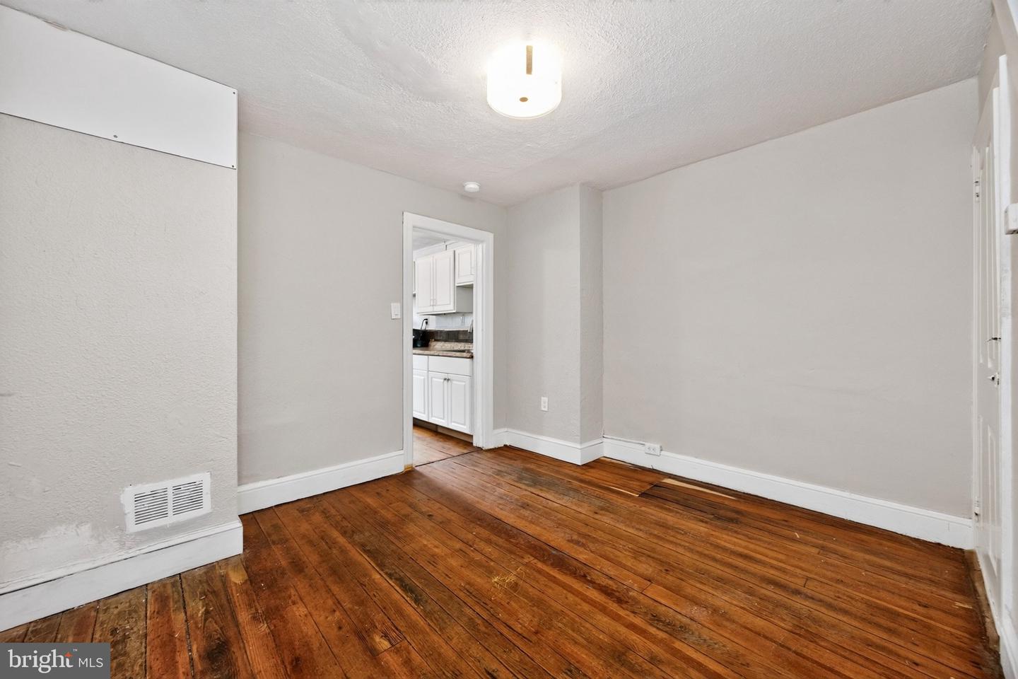 564 Walnut St Property Photo 9