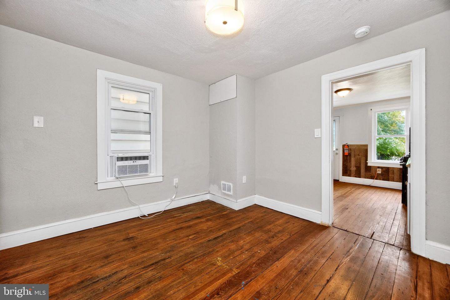 564 Walnut St Property Photo 10
