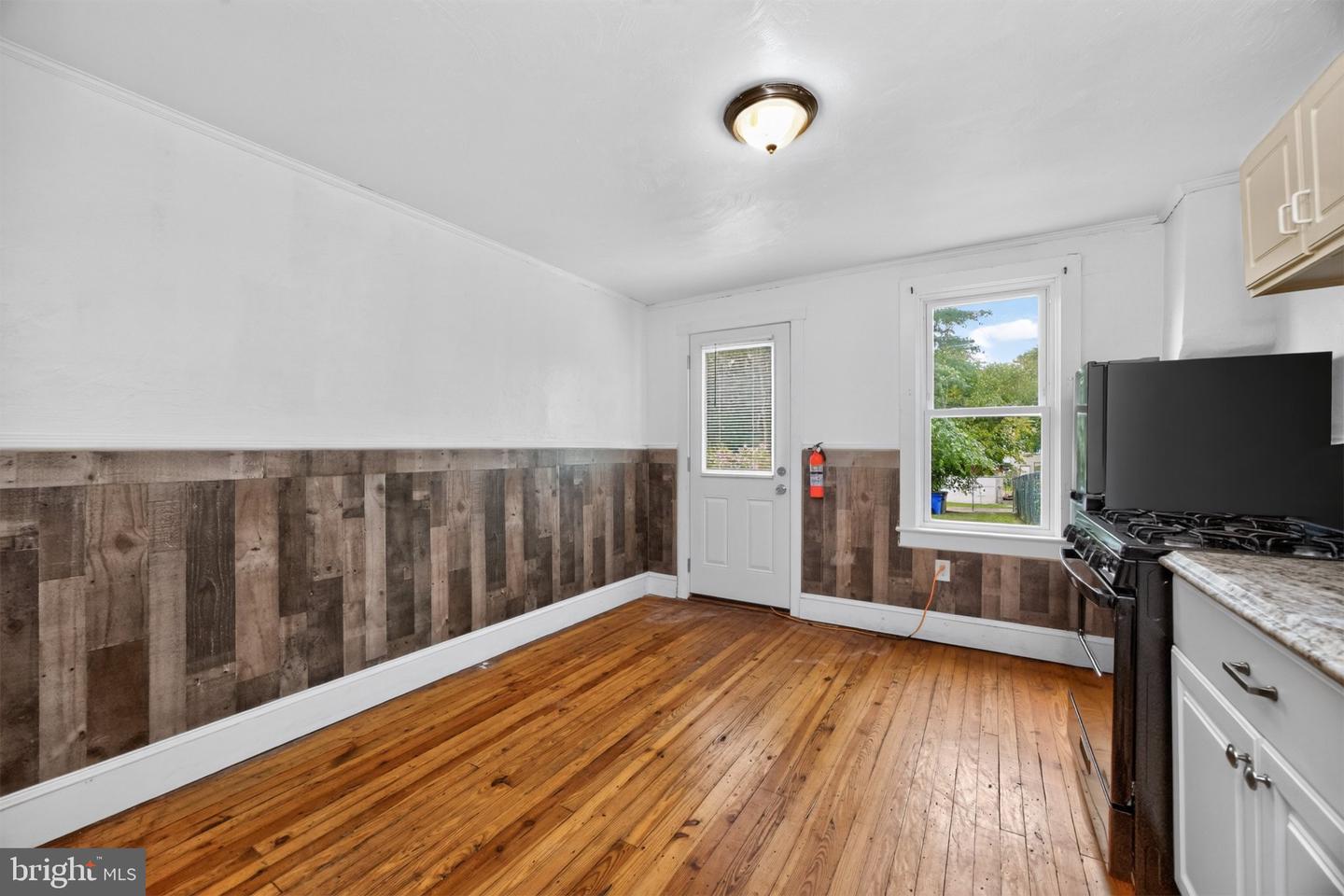 564 Walnut St Property Photo 11