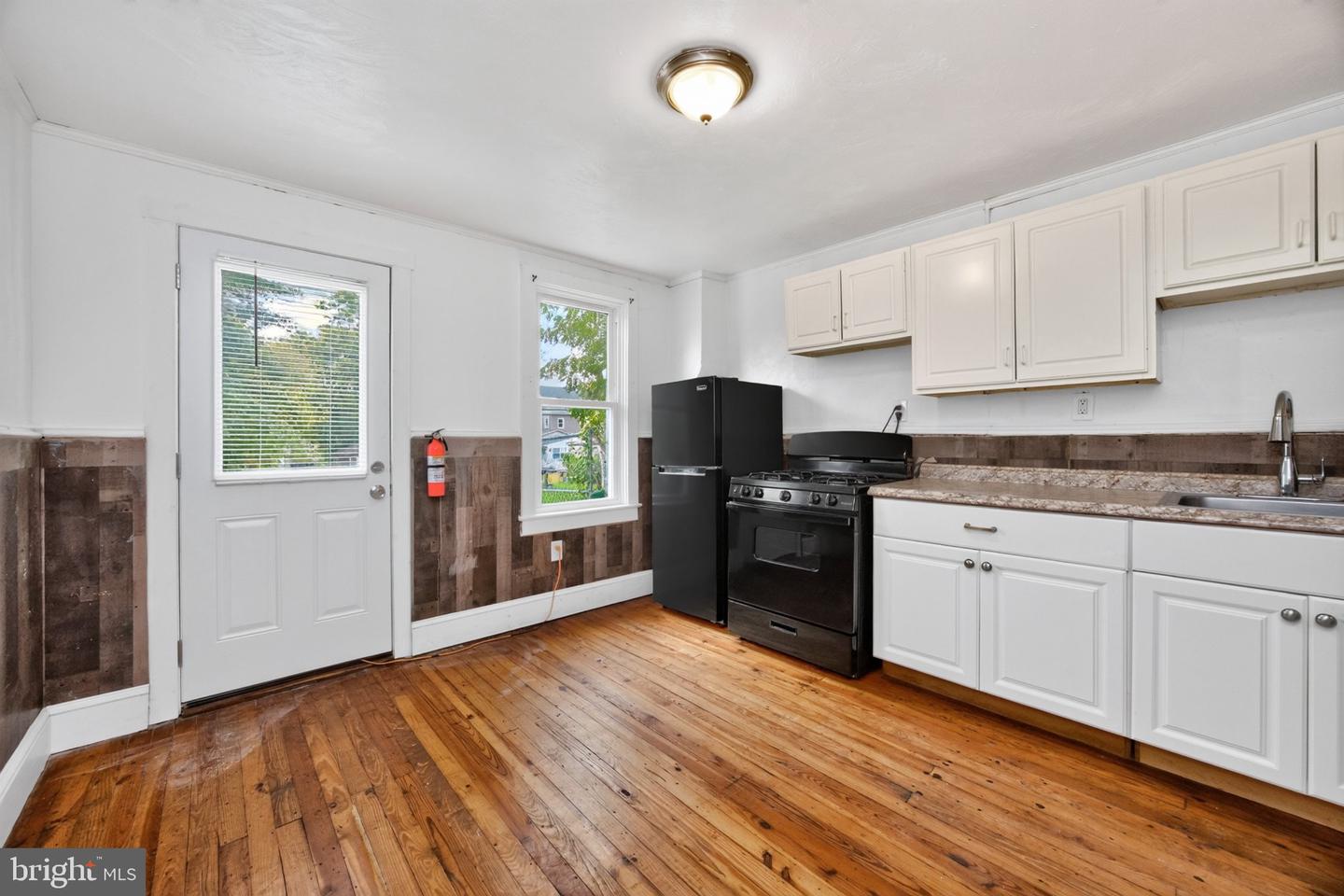 564 Walnut St Property Photo 12