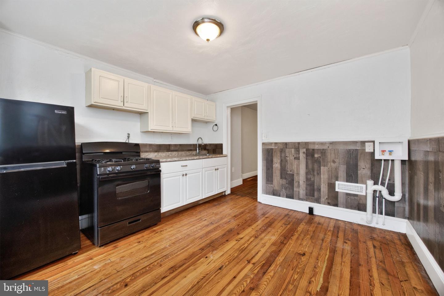 564 Walnut St Property Photo 13