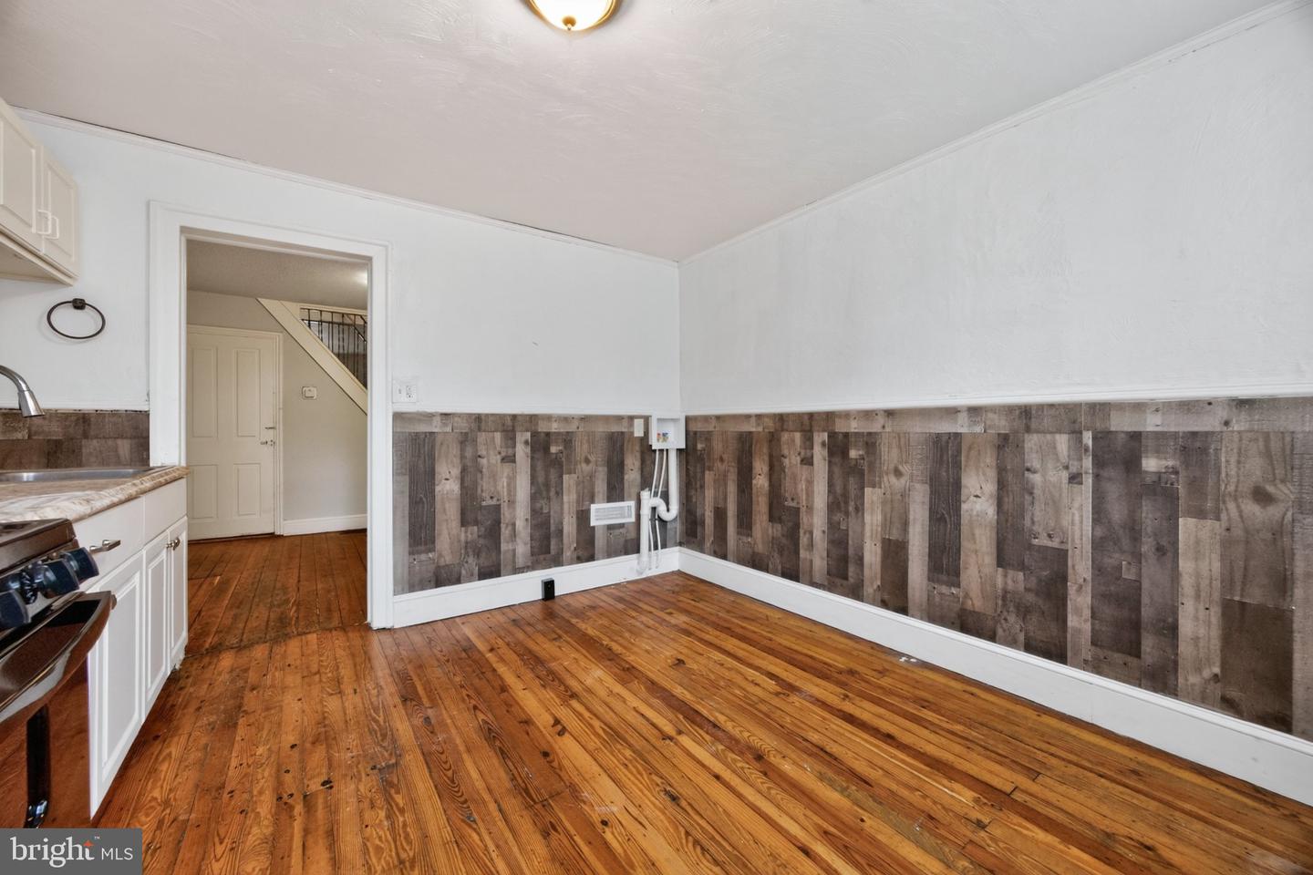 564 Walnut St Property Photo 14