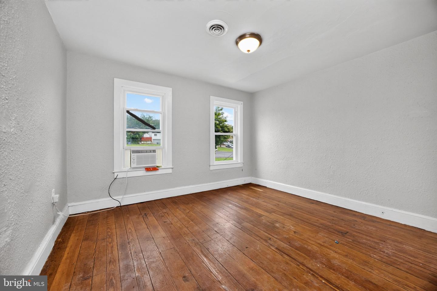 564 Walnut St Property Photo 15