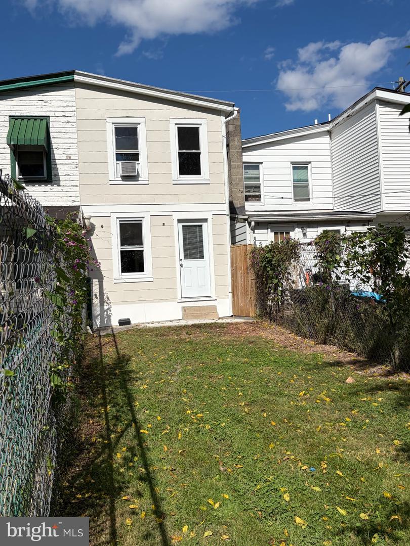 564 Walnut St Property Photo 23