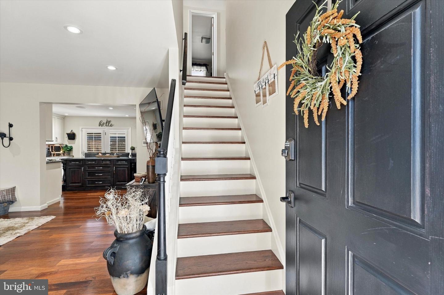137 E 11th St # Property Photo 6