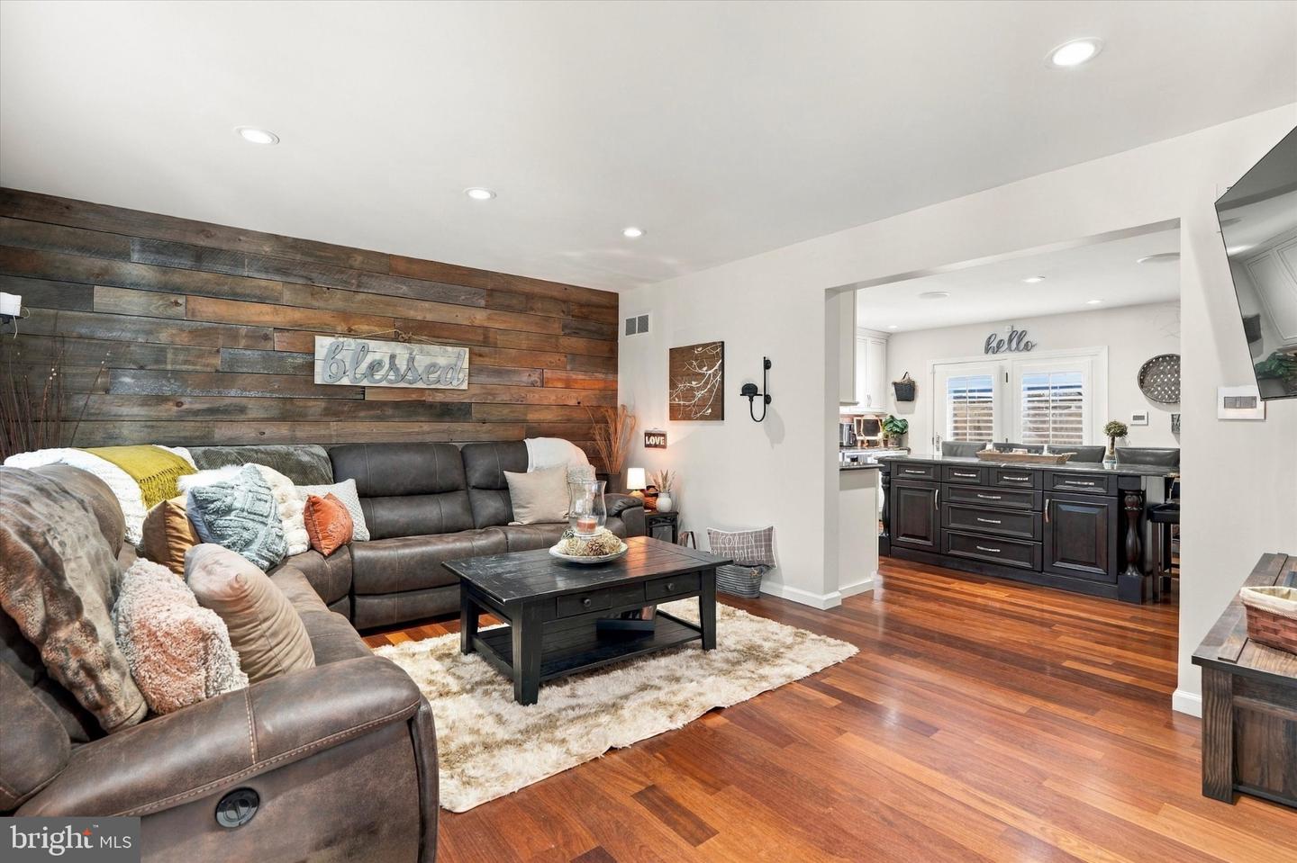 137 E 11th St # Property Photo 7