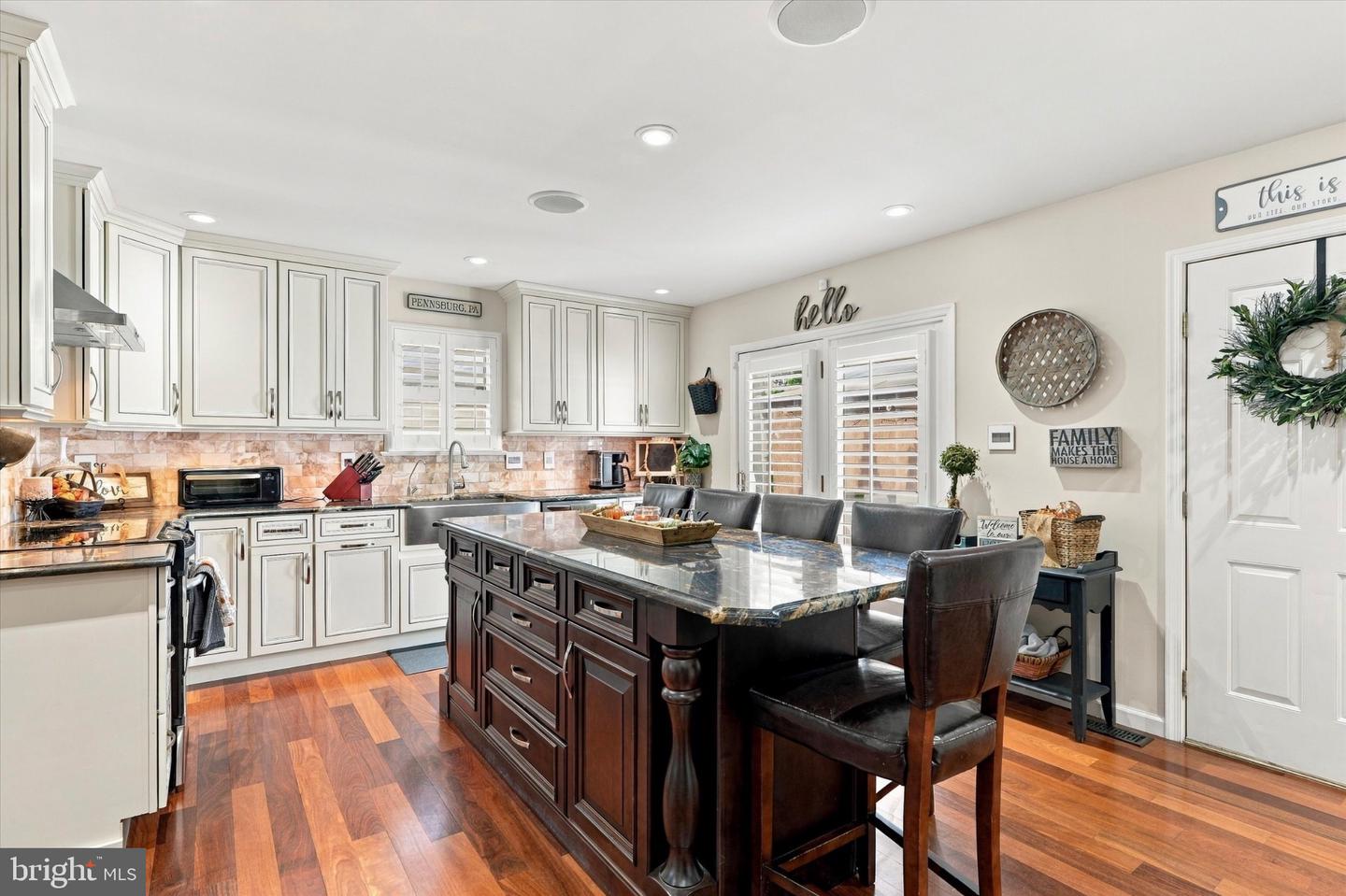 137 E 11th St # Property Photo 11