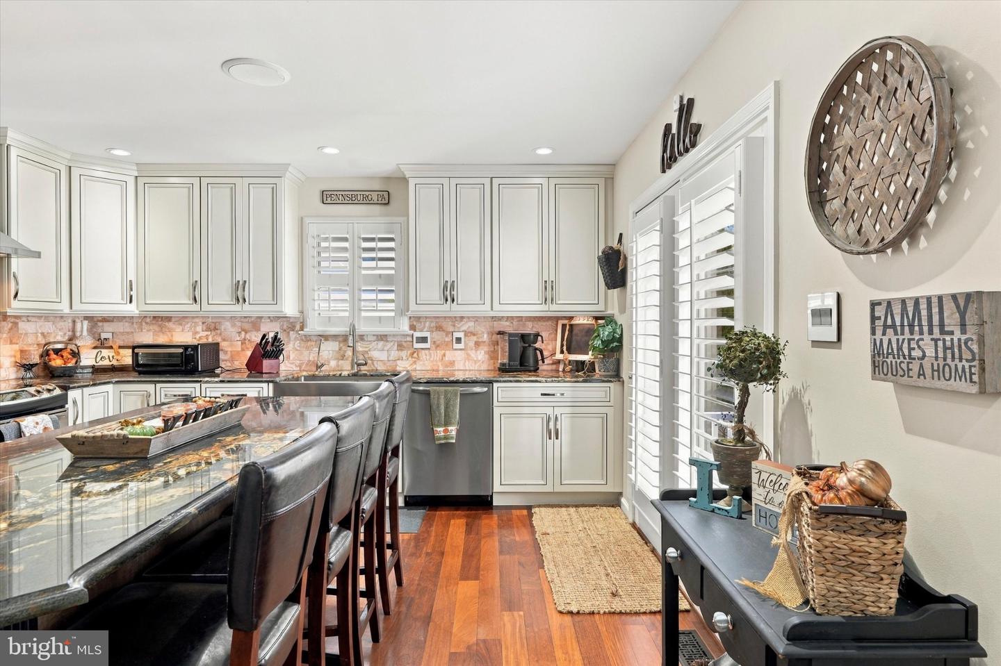 137 E 11th St # Property Photo 13