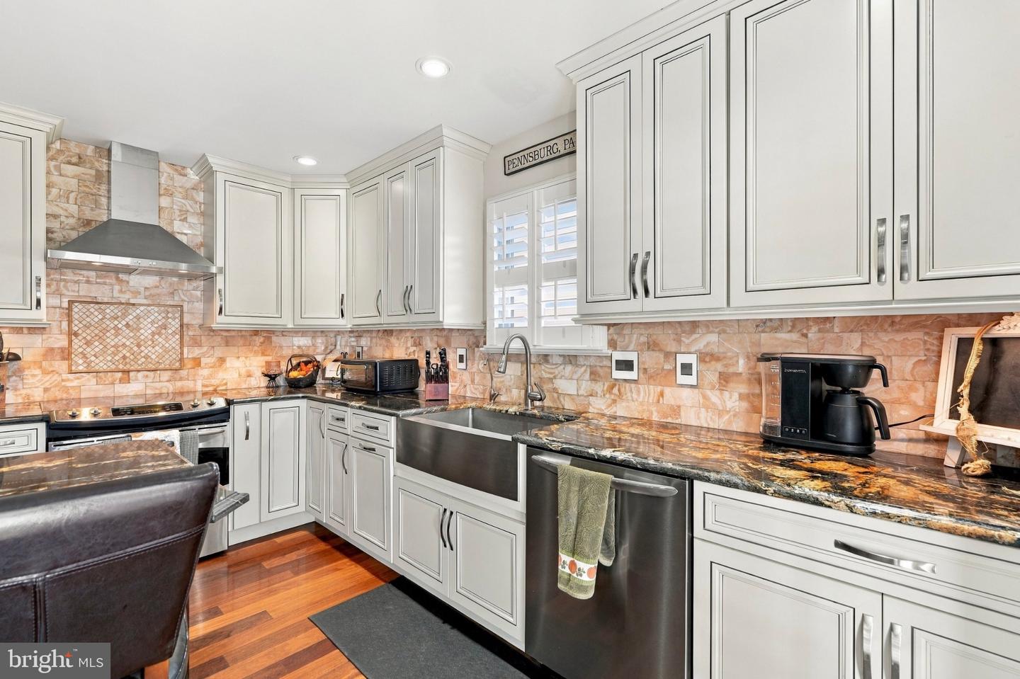 137 E 11th St # Property Photo 14