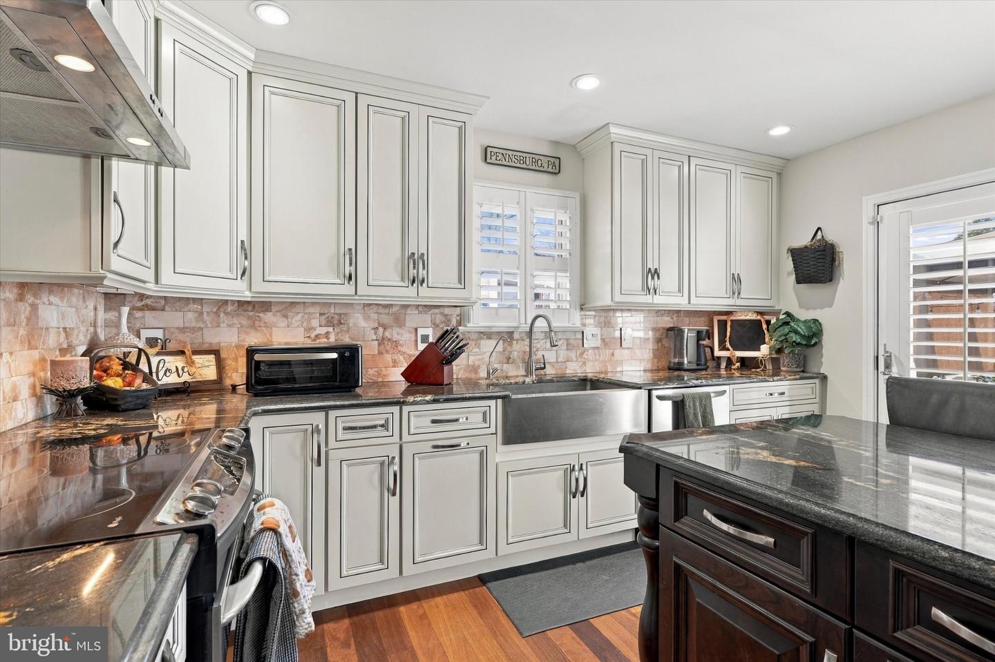 137 E 11th St # Property Photo 15