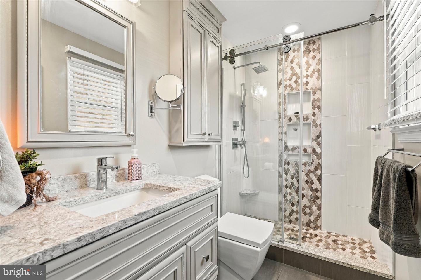 137 E 11th St # Property Photo 19
