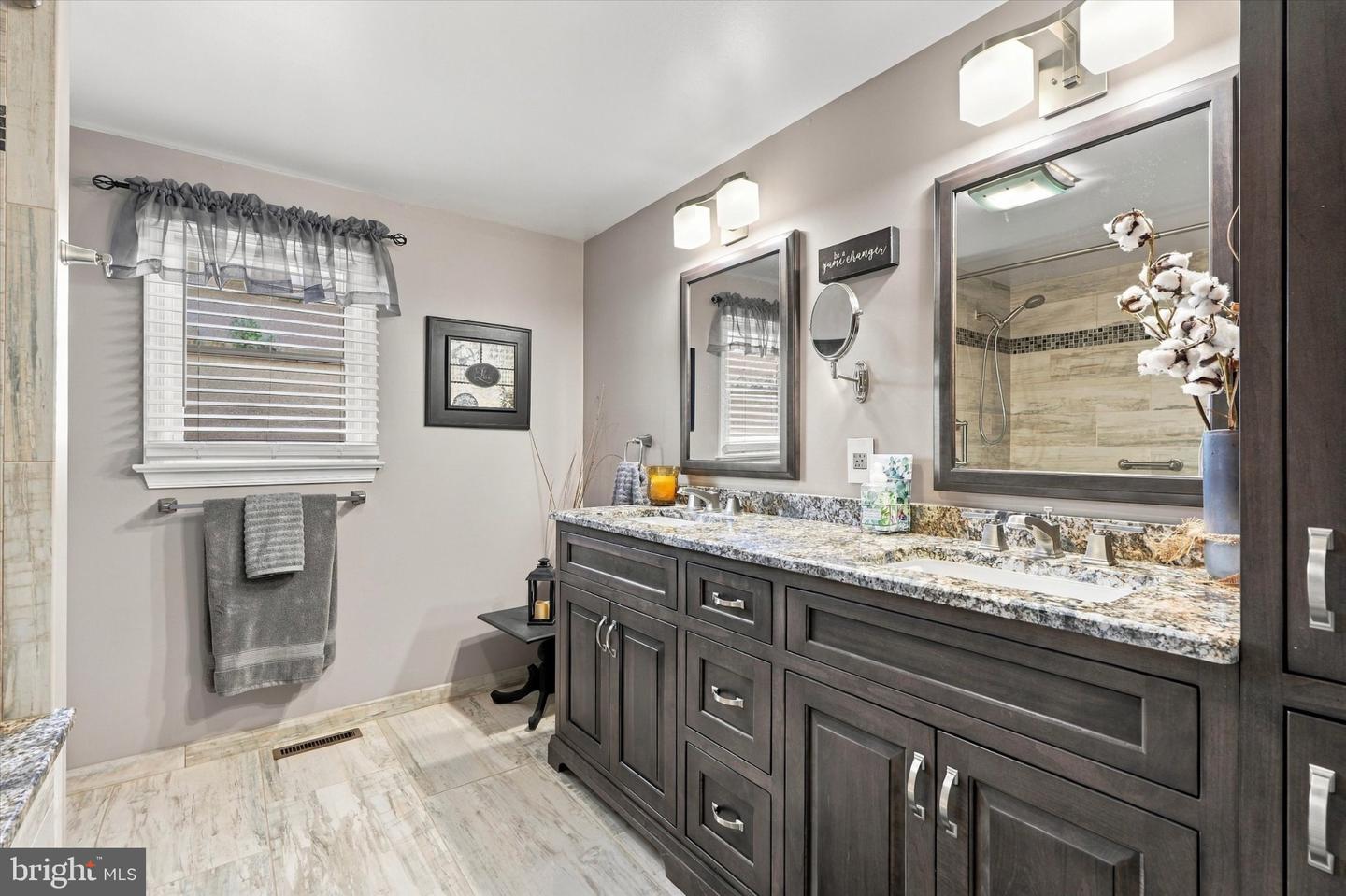 137 E 11th St # Property Photo 28