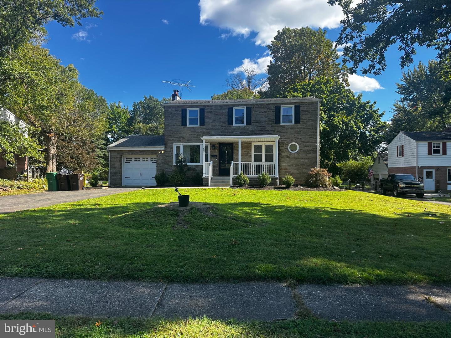 207 GREENWOOD RD # Property Photo 1