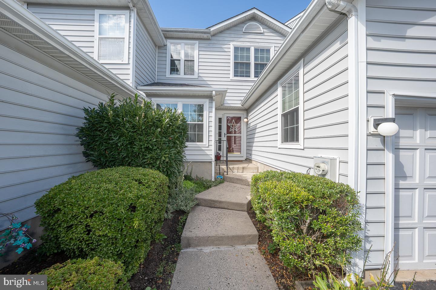 19 VICTORIA CIR Property Photo 1