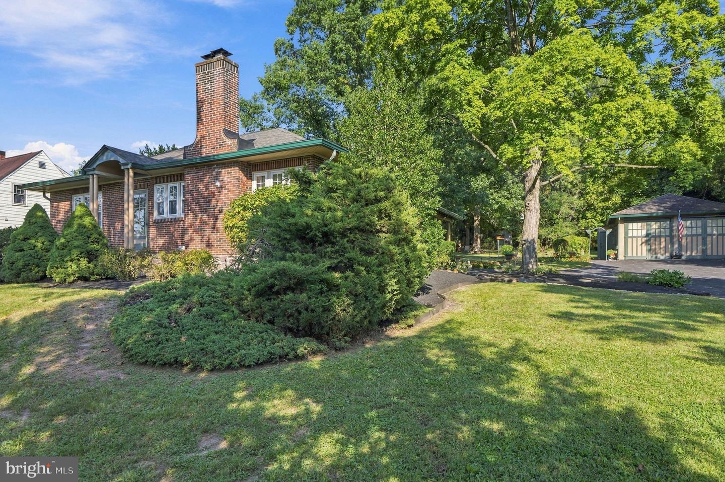 1234 FARMINGTON AVE Property Photo 1