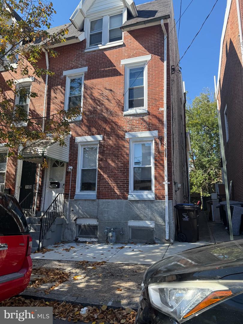 1111 GREEN ST Property Photo 1