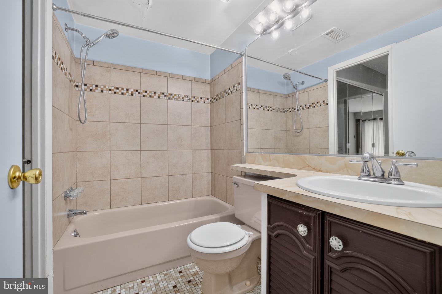 1111-a Jefferson Ct Property Photo 6