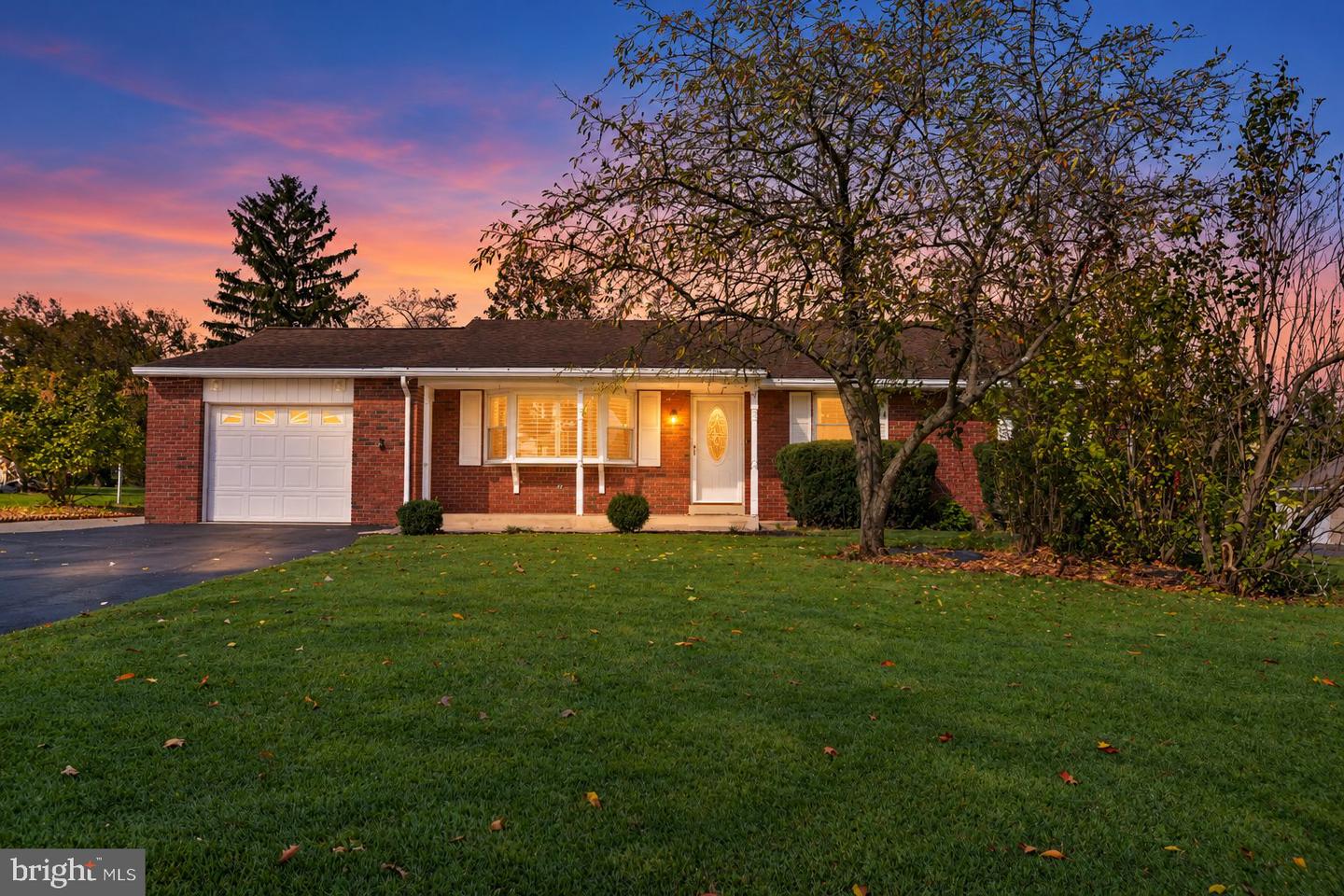 31 Oak St # Property Photo 1