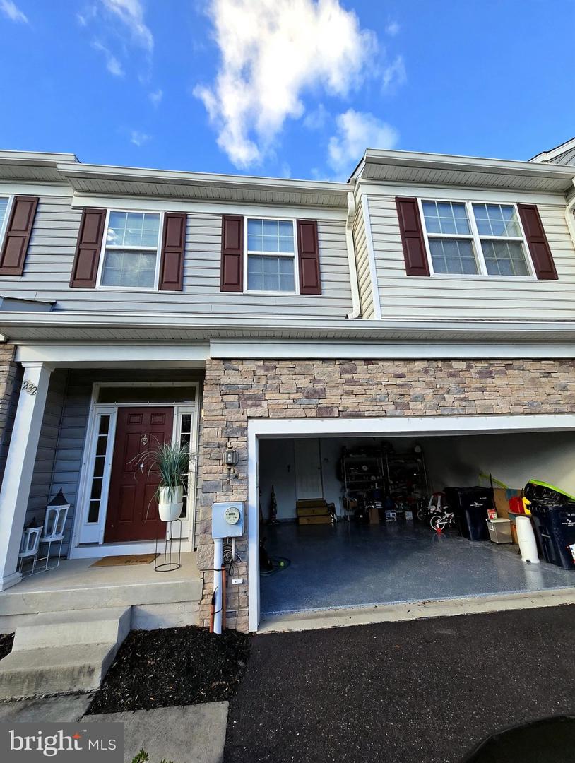 232 FAIRFIELD CIR W # Property Photo 1