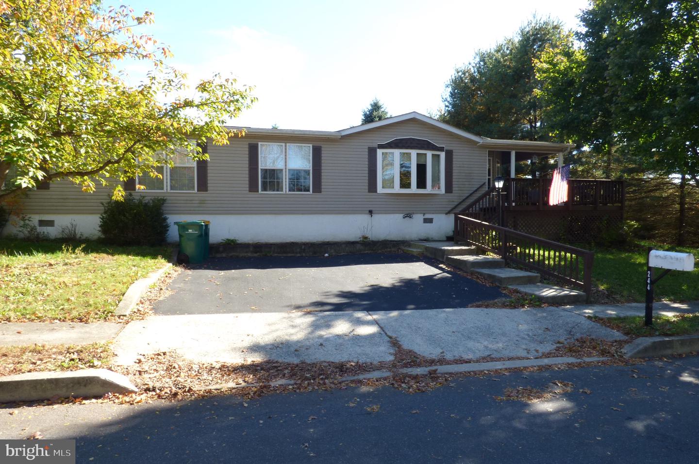 244 W 6th St # Property Photo 1