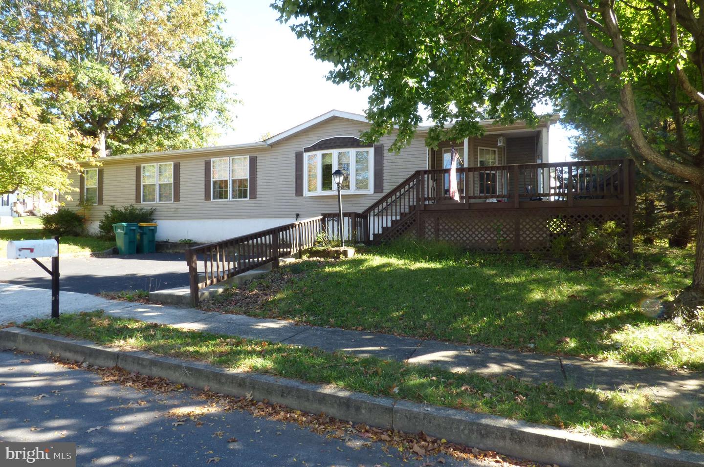 244 W 6th St # Property Photo 2