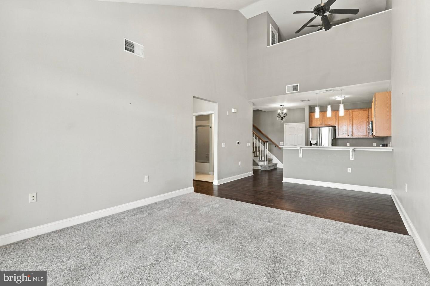 200 W Elm St #1417 Property Photo 6