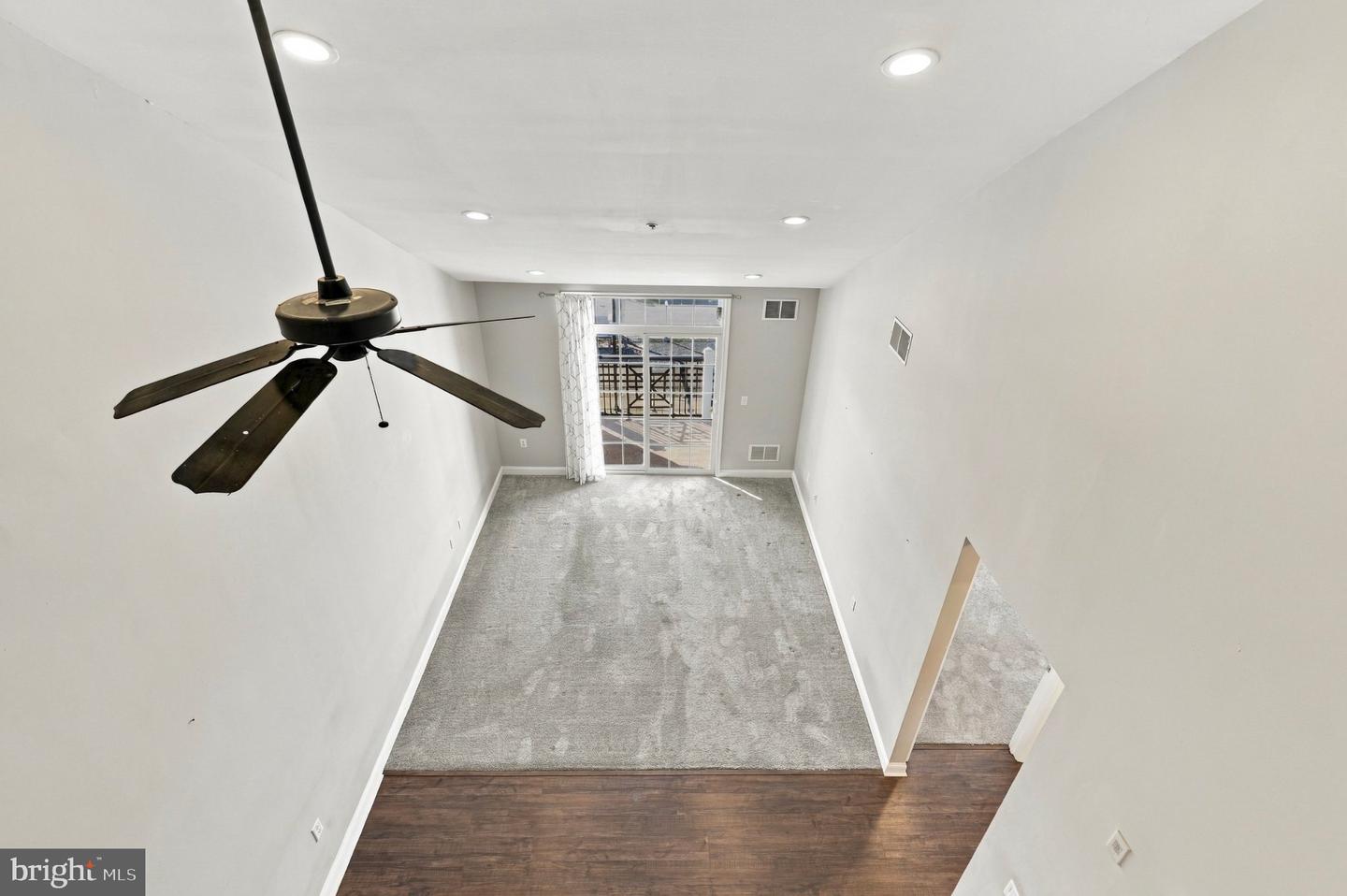 200 W Elm St #1417 Property Photo 17