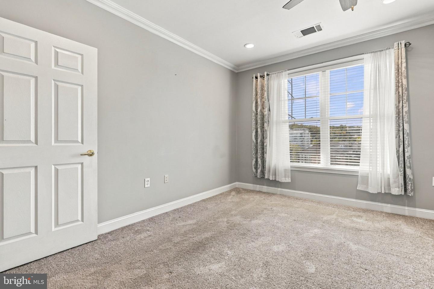 200 W Elm St #1417 Property Photo 19