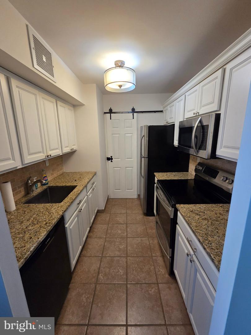 666 W GERMANTOWN PIKE #2103 Property Photo 1